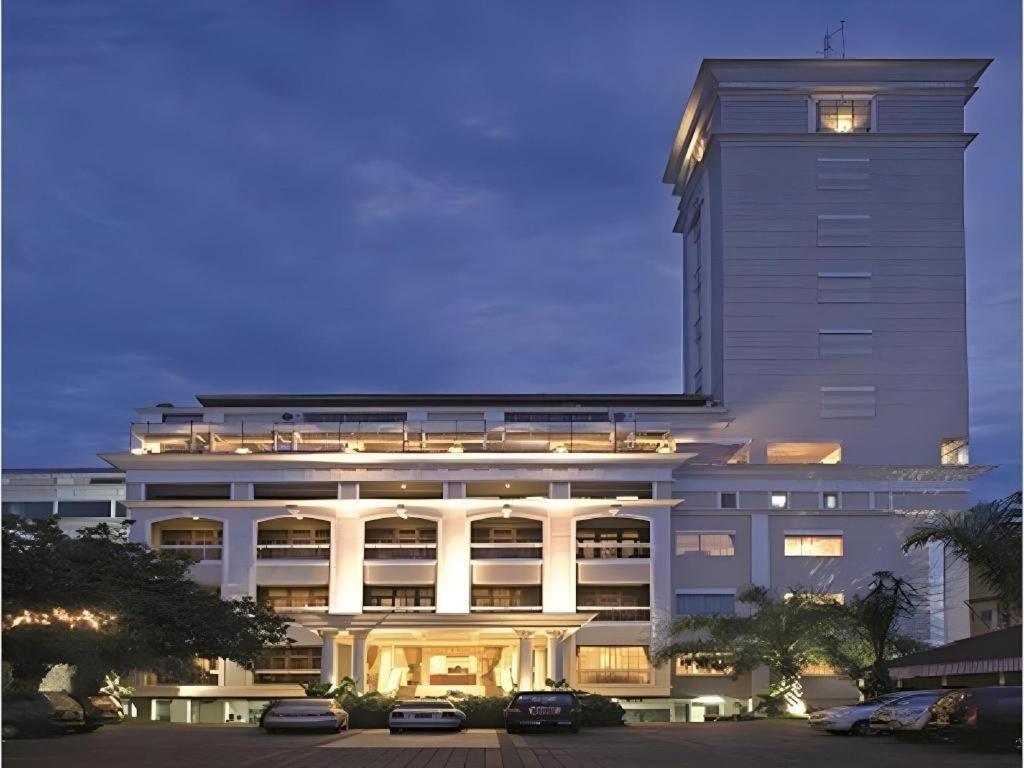 Le Beringin Hotel Салатига Екстериор снимка